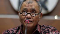 Tersangka yang ditetapkan yaitu panitera pengganti PN Jaksel bernama Tarmizi dan seorang pengacara bernama Akhmad. Tarmizi diduga menerima uang sebesar Rp 425 juta dalam beberapa kali penerimaan.