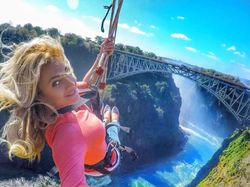 Suka Piknik Sendirian, Blogger Seksi Ini Kesal Dicurigai