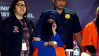 Anniesa, yang sebelumnya merupaka desainer kondang ini, tampak menangis ketika dipamerkan ke publik. Dia menyeka air matanya di sela-sela jumpa pers. (Foto: Rengga Sancaya)