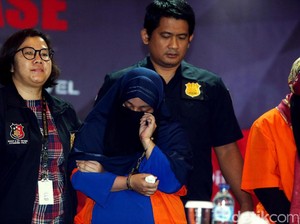 Hiks... Anniesa Istri Bos First Travel Menangis Saat Dipamerkan