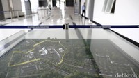 Maket PLBN Entikong yang memiliki luas sekitar 80.003 meter persegi ini menjadi kebanggaan Presiden Jokowi sebagai beranda terdepan yang berhadapan langsung dengan Malaysia.