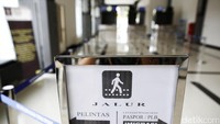 Jalur pelintas batas disiapkan disebelah sisi kiri bangunan, sementara untuk masyarakat yang ingin memasuki wilayah Malaysia harus melewati imigrasi yang ada disana.