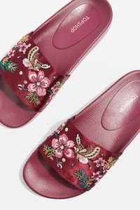 Referensi 5 Sandal Feminin yang Manis Dipakai Jalan-jalan 