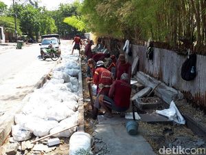 180 Meter Kubik Lumpur Diangkat dari Saluran Air Widodaren-Anjasmoro