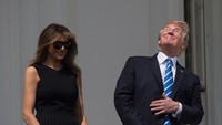 Sedangkan Melania tetap mengenakan kacamata/Foto: AFP PHOTO / NICHOLAS KAMM