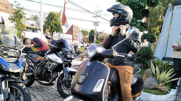 Asyiknya Ananda Omesh Touring Naik Skuter