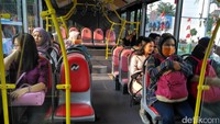 Dalam setiap bus ada ruang khusus perempuan di bagian depan. Begitu pun ada bangku prioritas untuk mereka yang membutuhkan. 
