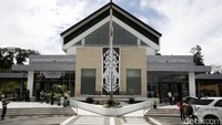 Di depan bangunan ini juga dihiasi ornamen dan ukiran khas Dayak.