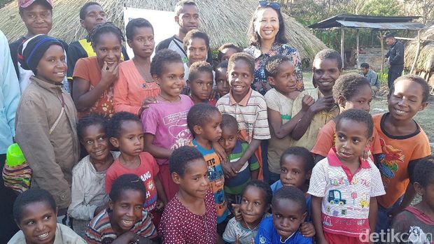 Rini Nikmati Kopi Wamena di Rumah Honai