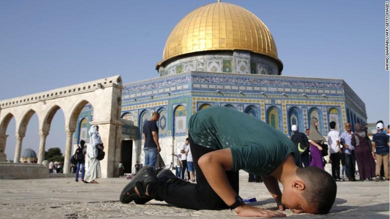 Ekspresi Kebahagiaan Anak-anak Gaza di Al-Aqsa: Sujud hingga Selfie Ekspresi Kebahagiaan Anak-anak Gaza di Al-Aqsa: Sujud hingga Selfie