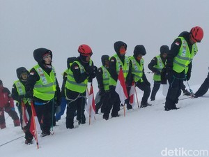 Cerita Tim Polwan Kibarkan Bendera Merah Putih di Puncak Jaya