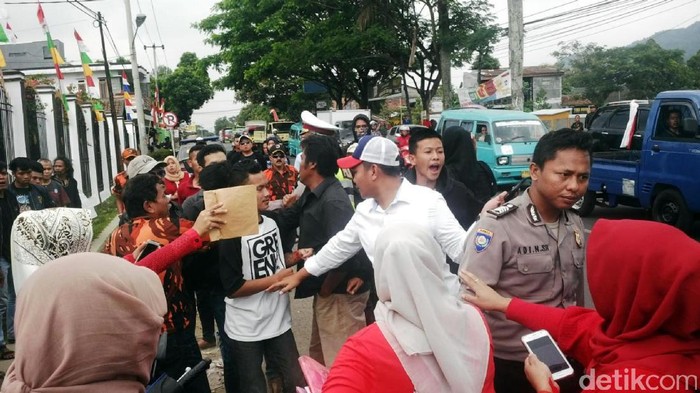 Demo Keluarga Rengga di Kejaksaan Cibadak Berakhir Ricuh