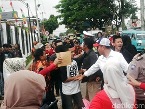 Demo Keluarga Rengga di Kejaksaan Cibadak Berakhir Ricuh