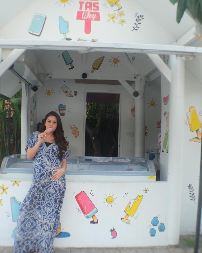 Berlibur ke Bali bersama Stefan William, Celine Evangelista memilih dress berbahan ringan yang tampak ketat di bagian pinggang sehingga menonjolkan perut hamilnya.(Foto: Dok. Instagram)