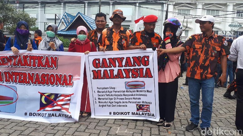 Masalah Bendera Terbalik, Konsulat Malaysia di Pekanbaru Didemo Masalah Bendera Terbalik, Konsulat Malaysia di Pekanbaru Didemo