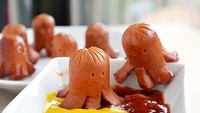 Sosis ini bentuknya seperti octopus yang sedang main di atas lumuran saus keju dan saus sambal. Foto: Istimewa