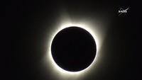 Gerhana matahari total mulai terjadi. Dilaporkan badan antariksa Amerika Serikat (NASA) dari live streaming, penampakan gerhana matahari total mulai terlihat pada Senin (21/8) pukul 11.00 waktu setempat. Foto: Dok. NASA