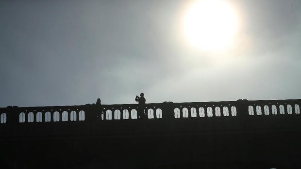 Warga berkumpul untuk menyaksikan gerhana matahari total.