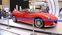 Tahta tertinggi untuk kategori mobil termahal diduduki oleh mobil pabrikan asal Italia, Ferrari California. Mejeng di lantai pameran Mandiri di GIIAS 2017, Ferrari California menjadi primadona bagi para pengunjung. Pada bagian mesinnya, Ferrari California ini berkapasitas 4.297 cubic centimeters dan mampu menyemburkan tenaga hingga 380km (453 daya kuda) pada putaran mesin 7.750 rpm. Baru menjajal aspal Indonesia beberapa tahun lalu, mobil merah mentereng ini akan dilepas dengan harga yang cukup memukau, yakni Rp.7.950.000.000 off the road Jakarta. Foto: Dadan Kuswaraharja