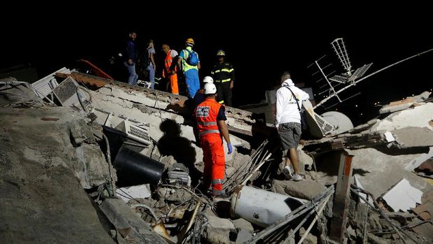 Reruntuhan akibat gempa bumi di Italia