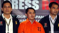 Setelah ditahan polisi, begini pose Andika Surachman. Saat ditampilkan ke wartawan, Andika memakai baju tahanan oranye (Foto: Rengga Sancaya)