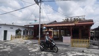 Kecamatan ini terdiri dari pulau-pulau kecil yang berada persis di belahan barat Pulau Bunguran besar (Natuna). 