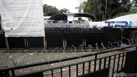 4 Lapis pintu dipasang untuk mengamankan gedung.