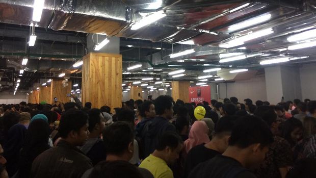 Ratusan orang berkumpul mendapatkan sepatu Nike yang didiskon