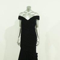 Gaya mendiang Putri Diana masih dikenang hingga sekarang. Salah satu gaya paling ikoniknya adalah ketika menghadiri White House Dinner tahun 1995. Gaun yang dipakainya menari dengan John Travolta itu terjual £100 ribu (Rp 1,7 miliaran) pada 1997. Dan ketika dilelang lagi pada 2013, gaun keluaran Victor Edelstein itu terjual £240 ribu (Rp 4,1 miliaran). Foto: Getty Images