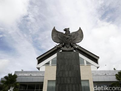 Potret Perbedaan Pos Entikong Indonesia dan Pos Tebedu Malaysia