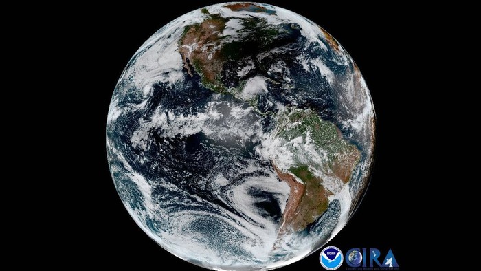 Bayangan bulan yang terlihat hitam di Bumi bagian atas. Foto: NOAA Bayangan bulan yang terlihat hitam di Bumi bagian atas. Foto: NOAA