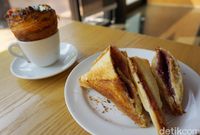 Roti bakar taro yang bisa dipadukan dengan es kopi susu.