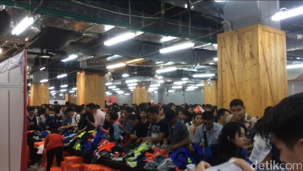 Berdesakan di GI Demi Diskon Nike, Pengunjung: Jarang-jarang Begini