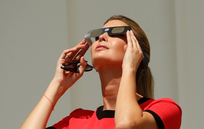 Ivanka Trump memillih dress merah ornamen scallop dengan gaya mod yang kental. Foto: Dok. Getty Images