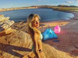 Suka Piknik Sendirian, Blogger Seksi Ini Kesal Dicurigai