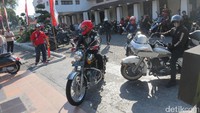 Denny Chasmala kali ini touring dengan naik motor Royal Enfield miliknya.  simPATI Motorbaik Adventure 2017 akan mengambil rute Yogyakarta - Bali, mulai 21 - 26 Agustus. Sedikit berbeda dari tahun lalu, dalam perjalanan ini para Baikers akan coba #GoDiscover keunikan dan hal-hal keren yang “Indonesia banget” dari tokoh-tokoh inspiratif di tiap kota yang akan disambangi. Foto: Ruly Kurniawan