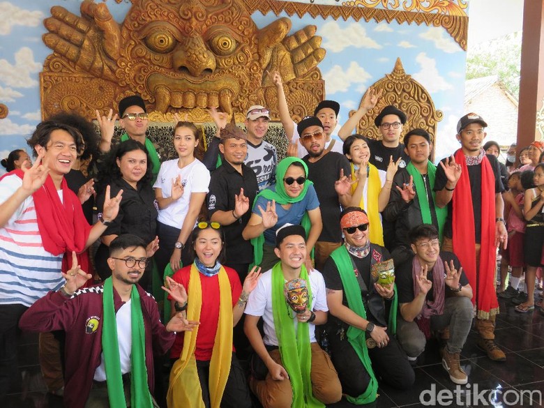Serunya Melky Bajaj dan Nabila Putri Diajak Menari Topeng di Malang Serunya Melky Bajaj dan Nabila Putri Diajak Menari Topeng di Malang