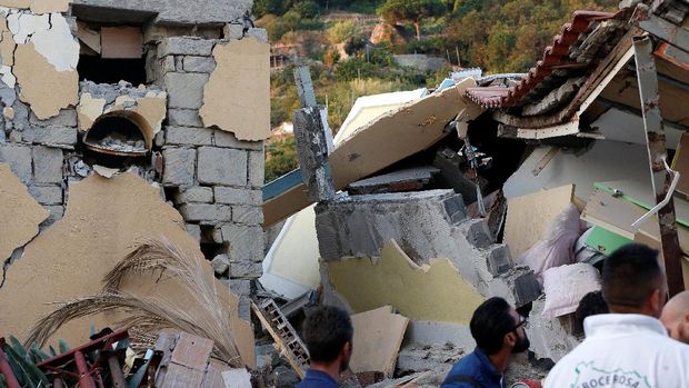 Reruntuhan akibat gempa bumi di Italia