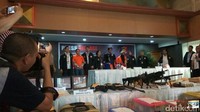 Air Soft Gun ini dipajang dalam konferensi pers yang digelar polisi/Foto: Ahmad Mustaqim