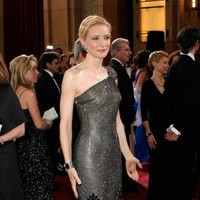Cate Blanchett pakai gaun yang lebih mahal di Oscars 2007. Ketika itu, Cate memilih gaun keluaran Armani Prive yang bertabur kristal Swarovski. Hadir dengan detail cukup rumit, pantas saja jika harga baju itu mencapai $200 ribu (Rp 2,6 miliaran). Foto: Getty Images