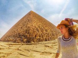 Suka Piknik Sendirian, Blogger Seksi Ini Kesal Dicurigai