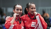 Atlet Wushu Indonesia Felda Elfira Santoso (kanan) dan Monica Fransisca Sugianto menggigit medali ketika penganugerahan juara Wushu nomor Daoshu putri SEA Games XXIX di KLCC, Kuala Lumpur, Malaysia. Felda Elfira berhasil meraih medali emas dan Monica Fransisca merebut medali perak. (Wahyu Putro/Antara Foto)