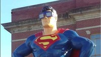 Patung Superman di AS ini dipakaikan kacamata khusus gerhana matahari total.