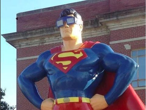 Patung Superman mengenakan kacamata khusus gerhana matahari. Instagram: Mark Bergstorm