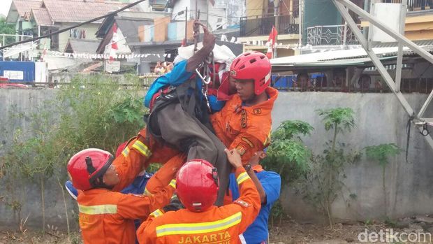 Sembilan hari berada di atas tiang Sutet, Agustinus dalam kondisi sangat lemas