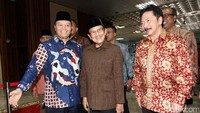 Habibie saat tiba di ruang rapat.