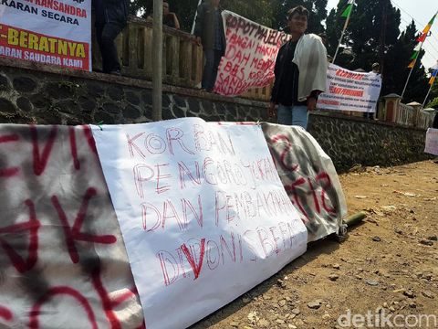 Keluarga Rengga Datangi Pengadilan Protes Vonis Bebas Seorang Pelaku