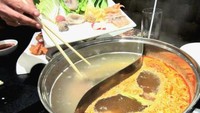 Kalau ini hot pot a la Thailand yang segar sehat. Coca Suki meracik sendiri isian dan kuah hot potnya. Ada pilihan daging lokal yang berendam di kaldu ayam atau tom yum. Foto: dok. detikFood