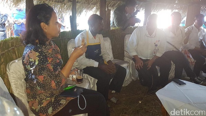 Slurrp! Rini Nikmati Kopi Wamena di Rumah Honai