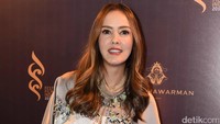 Pada malamnya, ia tampil dengan dress silver. Pool/Noel/detikFoto.